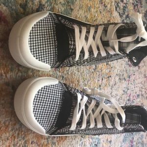 I am selling a pair of lightweight true craft shoes never been worn